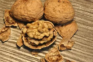 Close Up Walnuts Drucke: Close-up of walnuts on the table