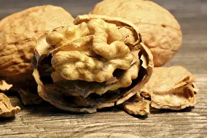 Close Up Walnuts Drucke: Close-up of walnuts on the table