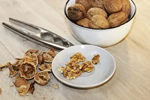 Close Up Walnuts Drucke: Close-up of walnuts on the table