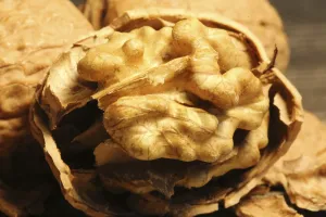 Walnut Nutrition Facts Drucke: Close-up of walnuts on the table