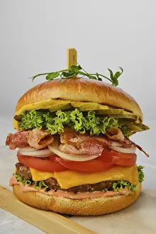 Close Up Burger Drucke: Close up view of beef burger with bacon