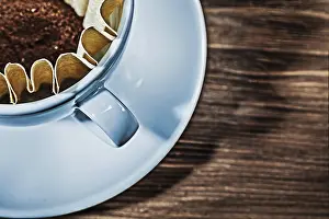 Drucke von Sehr nahes Bild von einem Kaffeebecher mit Filter und gemahlenem Kaffee Arabica Drucke: Sehr nahes Aufnahmeelement des Kaffeebechers mit Filter und gemahlener Kaffeetasse.