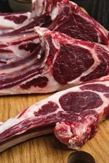 Lamb Cooking Methods Drucke: Close up view of fresh raw rack of lamb on cutting board