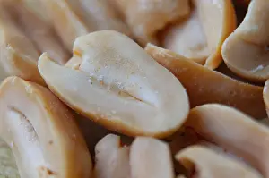 Studio Shot Nutrition Drucke: Close up view of fresh roasted peanuts