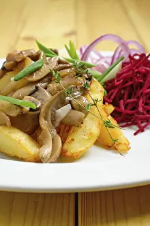 Organic Beetroot Cultivation Drucke: Close up view of fried potato, beetroot