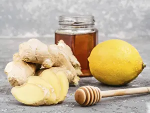 Ginger Root Nutrition Drucke: Close up view of ginger slice, ginger root
