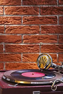 Brick Wall Background Drucke: Close up view on gramophone on background of the brickwall