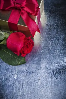 Birthday Celebration Gifts Drucke: Close up view of red rose wrapped present box