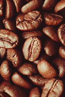 Close View Of Coffee Beans Drucke: Close up view of roasted coffee beans