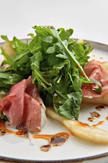 Biological Cultivation Produce Drucke: Close up view of salad with jamon
