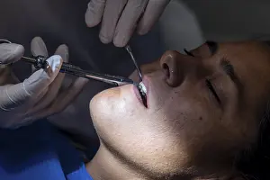 Dental Hygiene Inspection Drucke: Close up view of a teeth cleaning