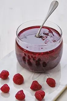 Red Dessert Drucke: Close up view of transparent pot with raspberry jam