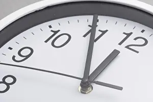 Time Of Day Concept Drucke: Close up white clock face