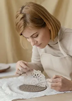 Modern Architecture Drucke: Close up woman using pattern