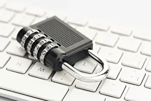 Bilder Datiert 11. April 2024: Geschlossener Schlossschlüssel auf Computer-Tastatur.