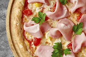 Italian Cuisine Drucke: Closeup of appetizing thin pizza with toasted crispy edge