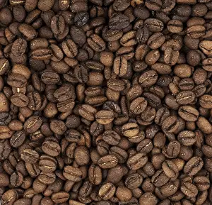 Caffeine Rich Coffee Beans Drucke: Closeup background out coffee beans