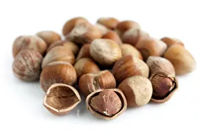 Studio Shot Of Hazelnuts Drucke: Closeup of whole and cracked hazelnuts