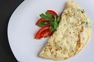 Organic Vegetable Cultivation Drucke: Closeup of omelet with ham and vegetables