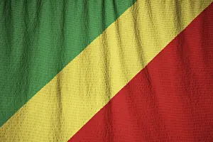 Drucke von Nahaufnahme der gefurchten Republik Kongo-Flagge, die Flagge der Republik Kongo weht in Wind Republik Kongo Drucke: Nahansicht der gefalteten Republik Kongo-Flagge.