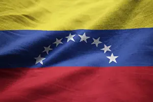 Drucke von Nahaufnahme der gefältelten Venezuela-Flagge, die venezolanische Flagge weht in Wind Venezuela Drucke: Nahaufnahme der gefältelten venezolanischen Flagge.