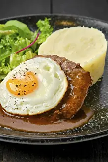 Mashed Potato Dish Drucke: Closeup view of beef cutlet with fried egg