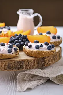 Nahansicht von Brötchen mit Quark.