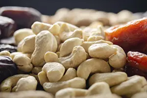 Vegetarian Food Concept Drucke: Closeup view at cashew nuts on kitchen table