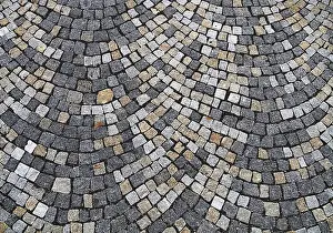 Cobblestone Road Drucke: Closeup view on a cobblestone road - pattern - background