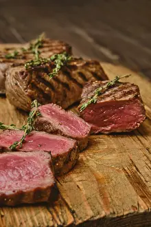 Medium Rare Beef Drucke: Closeup view of medium rare beef steak