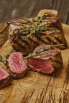 Close Up Of Steak Drucke: Closeup view of medium rare beef steak