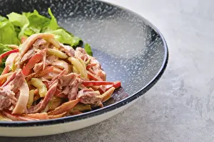 Closeup View Of Salad Drucke: Closeup view of salad with pulled beef and vegetables
