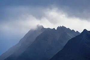 Moody Mountain Atmosphere Drucke: Cloud atmosphere over mountain peaks