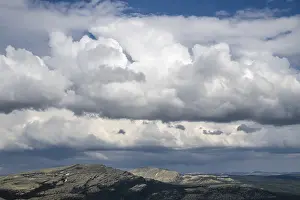Cloudy Norway Landscape Drucke: Cloud atmosphere over mountains