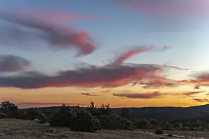 Drucke von Wolke und klarer Himmel während einem Sonnenuntergang. Le Rozier, Millau, Grands Causses, Florac, Lozère, Okzitanien, Cévennes, Frankreich Wolke und klarer Himmel während eines Sonnenuntergangs Lozere Drucke: Wolkenloser Himmel bei Sonnenuntergang.