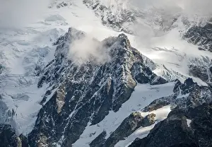 Cloudy Mountain Peak Drucke: Cloud-covered mountain with snow and glacier