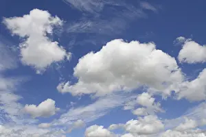 Drucke von Ein wolkenreicher Himmel über Nordrhein-Westfalen: Cumuluswolken schweben friedlich in einem azurblauen Himmel, während die Sonne hinter ihnen leuchtet Humilis Drucke: Wolkenbildung (Cumulus) bei blauem Himmel mit niedrigen Wolken