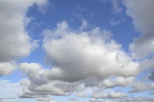 Drucke von Wolkenbildung, niedrig schwebende Cumulushochnebel, Nordrhein-Westfalen, Deutschland Humilis Drucke: Wolkenbildung, niedrig liegende Cumuluswolken.