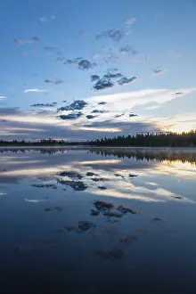 Drucke von Wolkenreflex in einem Waldsee, Norrbotten, Lappland, Schweden, Juli 2017 See Drucke: Wolkenreflex in einem Waldsee.