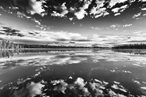 Drucke von Wolkenreflex in einem Waldsee, Norrbotten, Lappland, Schweden, Juli 2017 See Drucke: Wolkenreflex in einem Waldsee.