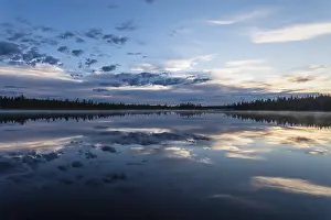 Drucke von Wolkenreflexion in einem Waldsee, Norrbotten, Lappland, Schweden, Juli 2017 See Drucke: Wolkenreflex in einem Waldsee.