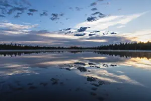 Drucke von Wolkenreflex in einem Waldsee, Norrbotten, Lappland, Schweden, Juli 2017 See Drucke: Wolkenreflex in einem Waldsee.