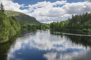 Scandinavian Travel Images Drucke: Cloud reflection in the River Glomma (Glama)