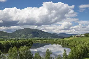 Drucke von Spiegelung in den Wolken über dem Fluss Glomma (Glama), Alvdal, Hedmark, Innlandet, Norwegen, Juni 2026 Spiegelung in den Wolken über dem Fluss Glomma (Glma), Alvdal, Hedmark, Innlandet, Norwegen Fluss Drucke: Wolkenreflex im Fluss Glomma (Glama)