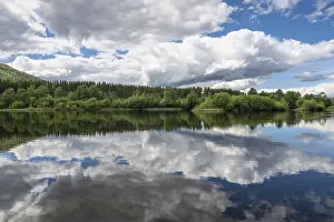 Drucke von Wolkenreflex im Fluss Glomma (Glåma), Alvdal, Hedmark, Innlandet, Norwegen, Juni 2026 Wolkenreflex im Fluss Glomma (Glåma), Alvdal, Hedmark, Innlandet, Norwegen, Juni 2026 Fluss Drucke: Wolkenreflex im Fluss Glomma (Glåma)