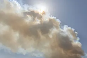 Aveyron Drucke: Rauchwolke von großem Waldbrand passiert die Sonne.
