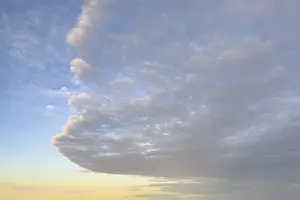 Altocumulus Cloud Formation Drucke: Cloud front with stratocumulus clouds below Stratocumulus clouds with dynamic arc shape above Altocumulus under blue