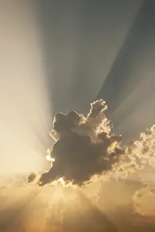 Western Europe Cloudy Skies Drucke: Cloud in front of the sun showing rays of light