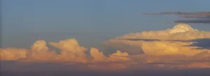 Drucke von Wolken erscheinen im Himmel, wenn die Sonne aufgeht. Die Farben ändern sich und machen ein farbenfrohes Spektakel. Bas Rhin, Elsass, Frankreich Rhin Drucke: Wolken erscheinen im Himmel, wenn die Sonne aufgeht.