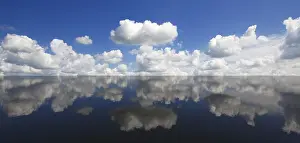 Blue Water Reflection Drucke: Clouds in the blue sky reflected in the water